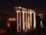 [Cliquez pour agrandir : 59 Kio] Rome - Le forum : le temple de Saturne de nuit.